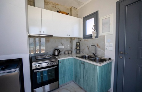 Alykes Apartment | Sea View Suite - Golden Dolphin Studios