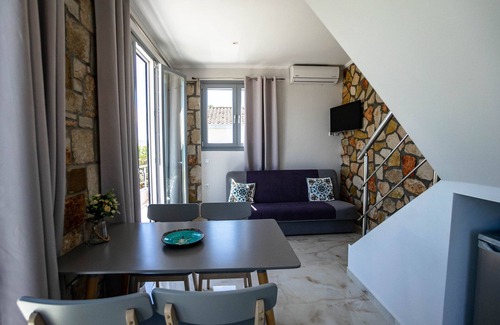 Alykes Apartment | Sea View Suite - Golden Dolphin Studios