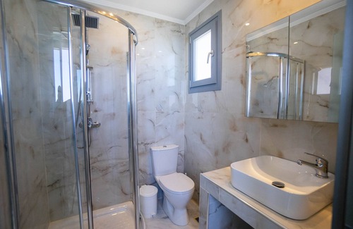 Alykes Apartment | Sea View Suite - Golden Dolphin Studios