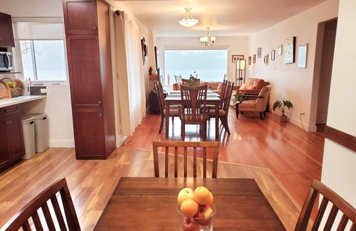 Britannia Beach Apartment | Sea-view to Die For!