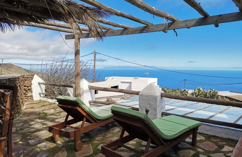 Isora Cottage | Sea Views and BBQ in this Cozy Rural House