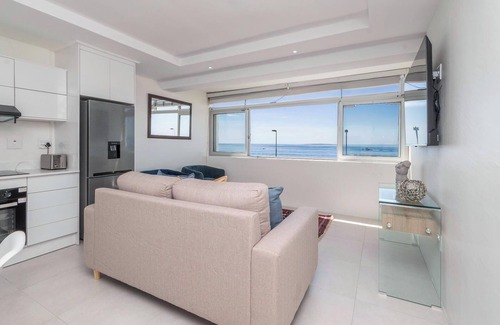 Mouille Point Apartment | Sea Views by the Promenade at Oceanmist Studio