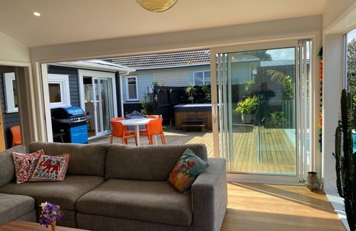 Paekakariki House | Sea views with pool, spa and sauna