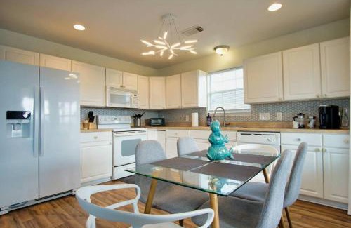 Surfside Beach House | Seabreeze Sueños ※ Surfside Abode a Walk to Beach