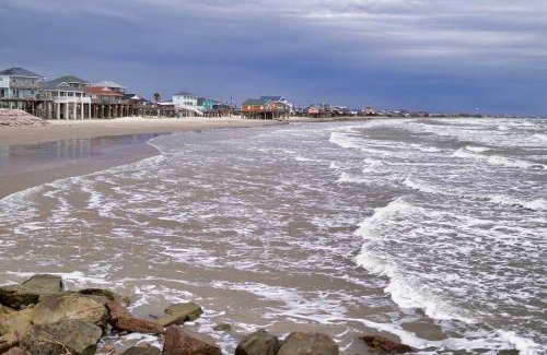 Surfside Beach House | Seabreeze Sueños ※ Surfside Abode a Walk to Beach