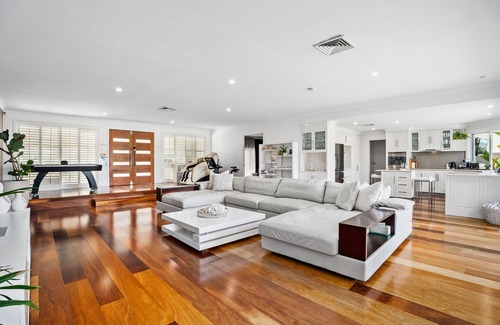 Bundall House | Seaclusion Waterfront Heated Spa+ Pool, Trampoline