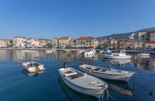 Kastel Stari Apartment | Seafront apartment in historical Cippico castle