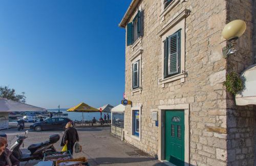 Kastel Stari Apartment | Seafront apartment in historical Cippico castle
