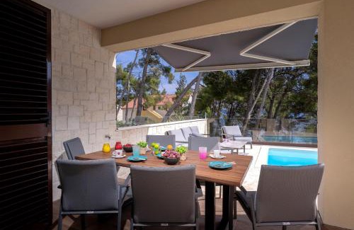 Ivan Dolac Apartment | Seafront Apartment Totally Beachin with Private Pool
