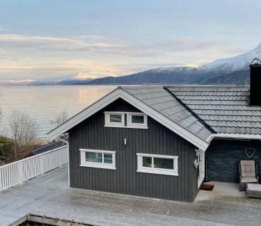 Ballangen House | Seafront Retreat With Panoramic Mountain Views