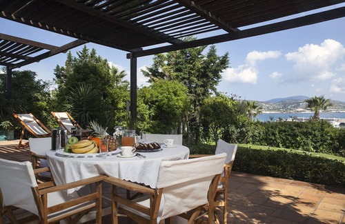 Varkiza Villa | SEAFRONT VILLA IN ATHENS RIVIERA