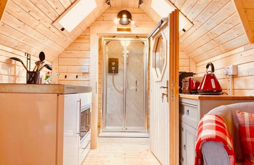 Cairndow Cabin | Seal Cove Cabin, peaceful, private, couples retreat, loch side & pet friendly (1 only)
