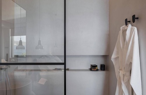 Agios Nikolaos Apartment | Seannamon Sea View Suite 1 steps from the beach