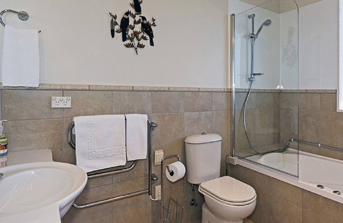 Britannia Heights House | Seasbreeze 3 - Spacious, Sunny Nelson Holiday Home with Sea Views!