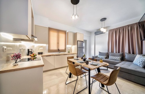Agkisaras Apartment | Seaside Apartment with Balcony