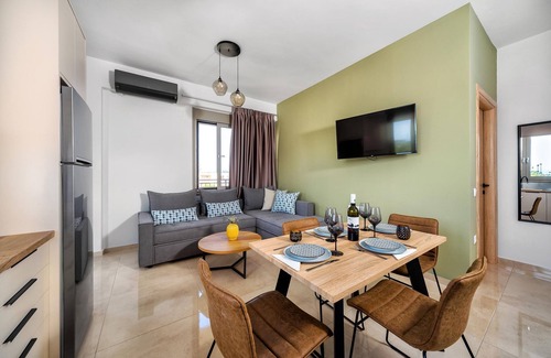 Agkisaras Apartment | Seaside Apartment with Balcony