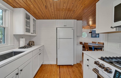 Seaside House | Seaside "Beach Haven" |2BR | Sleeps 6 | NEW Tower with VIEW | 2 Bikes!
