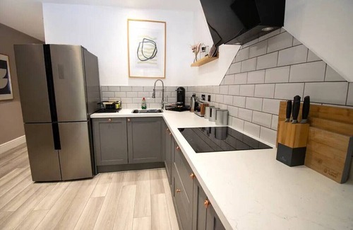 Penarth Apartment | Seaside Bliss:1-Bedroom Apt with Sea Views
