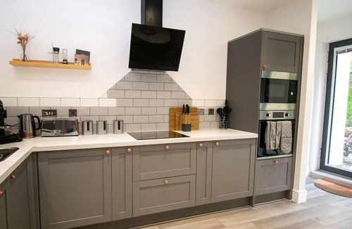 Penarth Apartment | Seaside Bliss:1-Bedroom Apt with Sea Views
