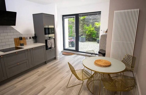 Penarth Apartment | Seaside Bliss:1-Bedroom Apt with Sea Views
