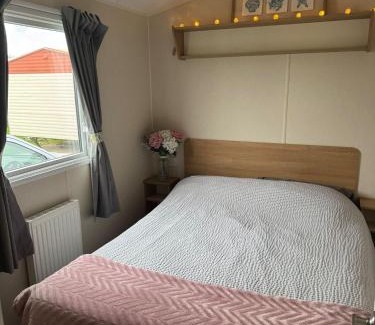 Rhyl House | Seaside Charm Cabin Retreat in Rhyl