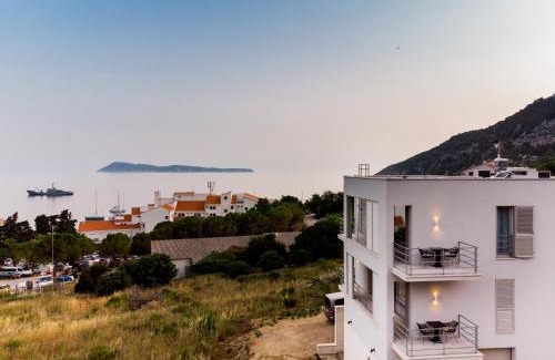 Komiza Apartment | Seaside Elegance Suites
