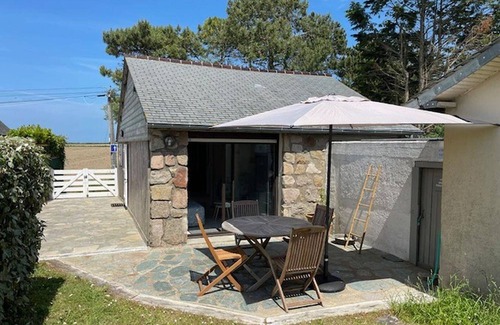 Reville Cottage | Seaside house with beach access and WIFI