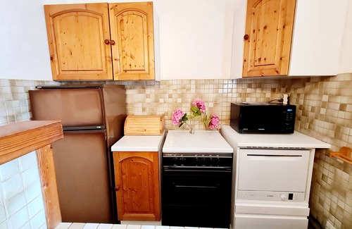 Roscoff Apartment | Seaside in Roscoff, studio for 2 people, sea view, close to shops, beach