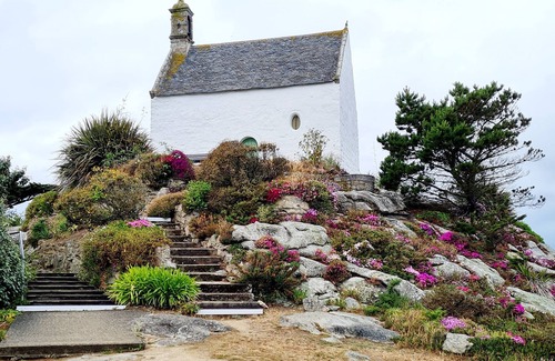 Roscoff Apartment | Seaside in Roscoff, studio for 2 people, sea view, close to shops, beach