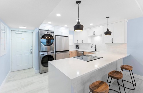 Satellite Beach Condo | Seaside Luxury Penthouse W/Heated Pool + Stunning Ocean Views ๐