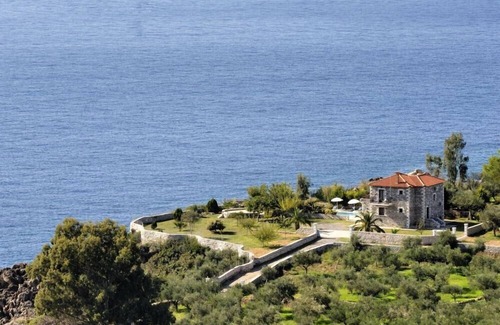 Lefktron Villa | Seaside Mulberry Villa in Stoupa