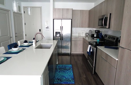 Deerwood Apartment | Seaside Retreat 1BD Lux King in Southeast Jax with Balcony