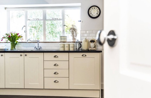 Bognor Regis Villa | Seaside Retreat - Five Bedroom Villa, Sleeps 10