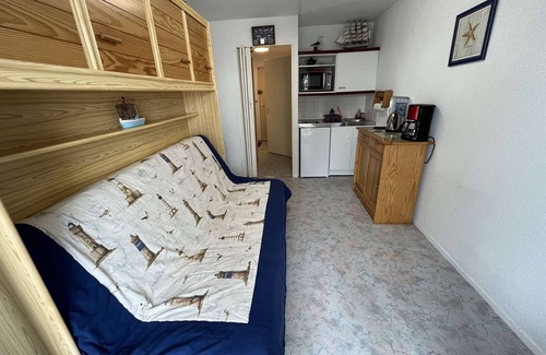 Travo Apartment | Seaside Studio with Balcony, Private Garage, 1km to Shops, Ideal for Couples