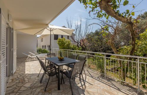 Novalja Apartment | Seaside Sanctuary - Modern 3 Bedroom and 3 Bathroom Apartment 60m from Beach