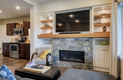 Brentwood Bay House | Seaside Serenity: Your 1-Bedroom Escape in Brentwood Bay