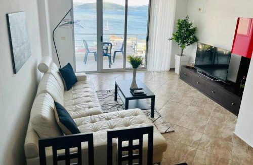 Qender Apartment | Seaside Serenity! FREE PARKING!