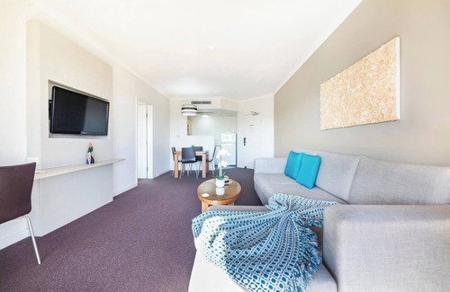 Darwin City Centre Apartment | Seaside Serenity w Pool Overlooking the Esplanade