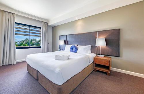 Darwin City Centre Apartment | Seaside Serenity with Pool and Esplanade Views