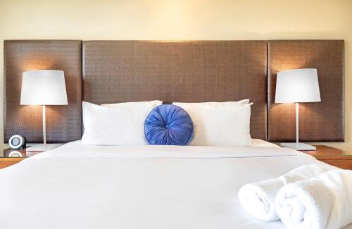 Darwin City Centre Apartment | Seaside Serenity with Pool and Esplanade Views