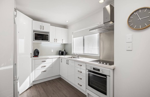 Mount Maunganui Apartment | Seaside Studio with Fully equipped kitchen