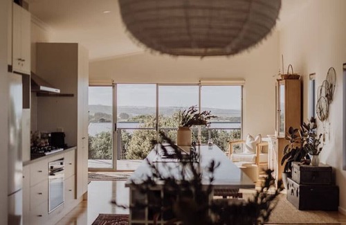 Middleton House | Seaside surf haven, pup friendly - Seafarers Lodge