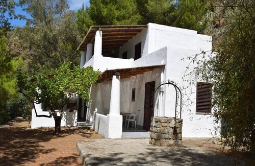 Lipari Villa | Seaside villa with private beach access