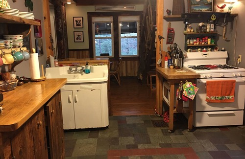 Yulan Cottage | Seasonal Retreat- 60 day minimum-Sticks and Stones "Cottage on the Brook"