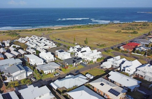 Caves Beach House | Seaspray - Beach and Pool access