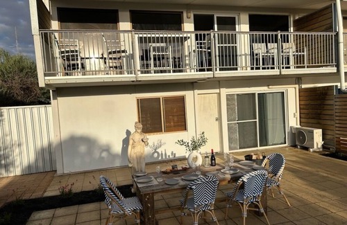 Moonta Bay Apartment | Seastar Moonta - Beachfront! Dog friendly - Free WiFi!