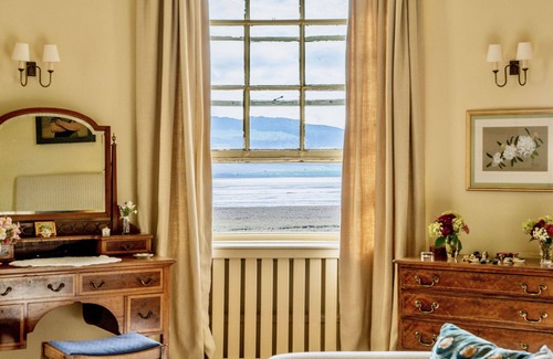 Glenisla Apartment | Seasyde House - The Admiral Duncan Room