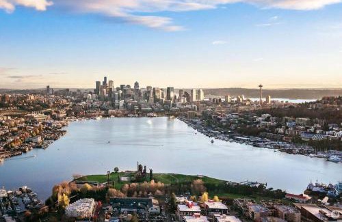 Wallingford Apartment | Seattle Charm, near university,3 BR,W&D, fast wifi