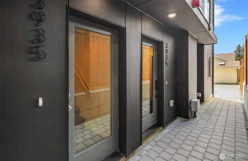 Wallingford Apartment | Seattle Charm, near university,3 BR,W&D, fast wifi