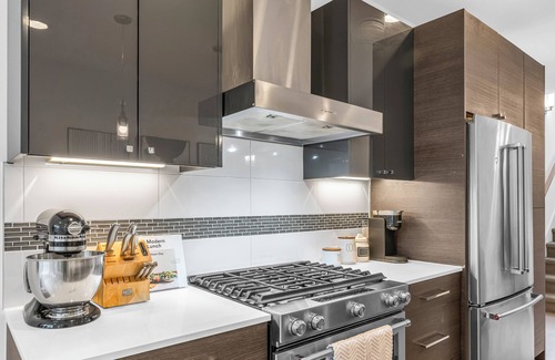 Squire Park House | Seattle Modern 2BR2BA Townhome with Rooftop Near Capitol Hill w/Garage Parking
